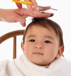 Pour ce faire, accumulez un peu de temps et de patience et explorez également la liste des outils que vous pouvez utiliser pour créer la première coiffure de votre enfant